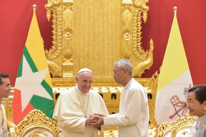Papa Francesco e il presidente Htin | Papa Francesco incontra il presidente del Myanmar Htin Kyaw, Palazzo Presidenziale, Nay Pyi Taw, 28 novembre 2017 | L'Osservatore Romano / ACI Group