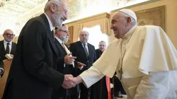 Papa Francesco saluta il Rabbino Capo di Roma Di Segni, tra i membri della delegazione della Conference of European Rabbis, 6 novembre 2023 / Vatican Media / ACI Group