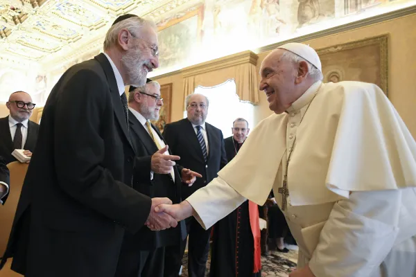 Papa Francesco saluta il Rabbino Capo di Roma Di Segni, tra i membri della delegazione della Conference of European Rabbis, 6 novembre 2023 / Vatican Media / ACI Group