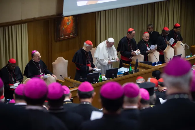Papa Francesco e i padri sinodali durante una delle Congregazioni Generali del Sinodo 2018 | Vatican Media / ACI Group