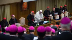 Papa Francesco e i padri sinodali durante una delle Congregazioni Generali del Sinodo 2018 / Vatican Media / ACI Group