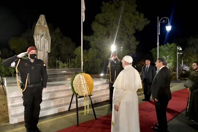 Papa Francesco a Cipro | Papa Francesco rende omaggio alla statua dell'arcivescovo Makarios di fronte al Palazzo di Presidenziale di Nicosia, 2 dicembre 2021 | Vatican Media / ACI Group