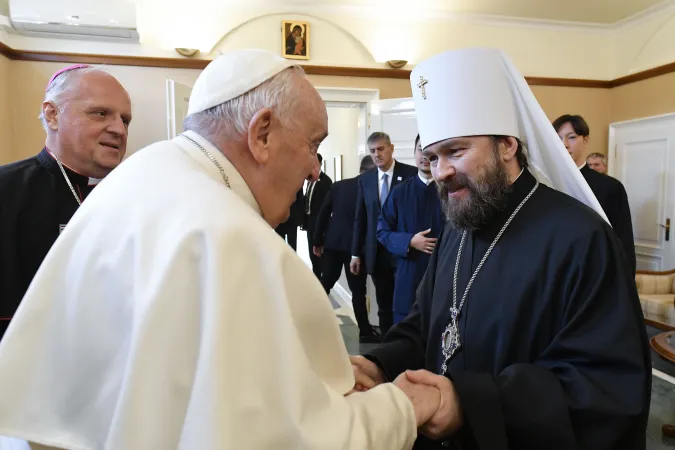 Papa Francesco e il metropolita Hilarion nella nunziatura di Budapest, 29 aprile 2023 | Vatican Media / ACI Group