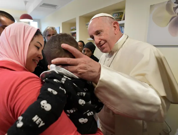 Papa Francesco con gli ospiti di una casa famiglia  |  | Vatican Media/ Aci Group