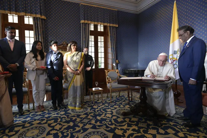 Papa Francesco, Mauritius | Papa Francesco firma il libro di onore nel Palazzo Presidenziale di Mauritius, 9 settembre 2019 | Vatican Media / ACI Group
