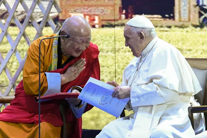 Papa Francesco riceve un dono dal monaco abate di Kandam, Hun Center, Ulaanbatar, 3 settembre 2023 | Vatican Media / ACI Group