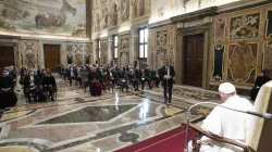 Papa Francesco durante l'incontro con gli imprenditori francesi, Palazzo Apostolico Vaticano, 7 gennaio 2022 / Vatican Media / ACI Group