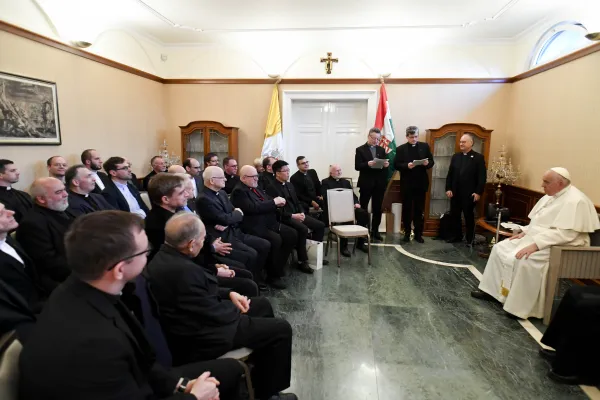 Papa Francesco nell'incontro con i membri della Compagni di Gesù, Nunziatura Apostolica di Budapest, 29 aprile 2023 / Vatican Media / ACI Group