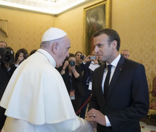 Papa Francesco con il Presidente Macron |  | Vatican Media / ACI Group