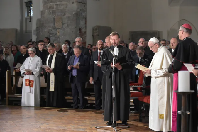 Il Papa guida la preghiera ecumenica nel Rigas Doms |  | Vatican media/ Aci Group