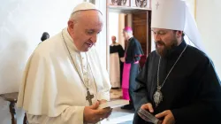 Papa Francesco con il Metropolita Hilarion, Palazzo Apostolico Vaticano, 19 ottobre 2018 / Vatican Media / ACI Group