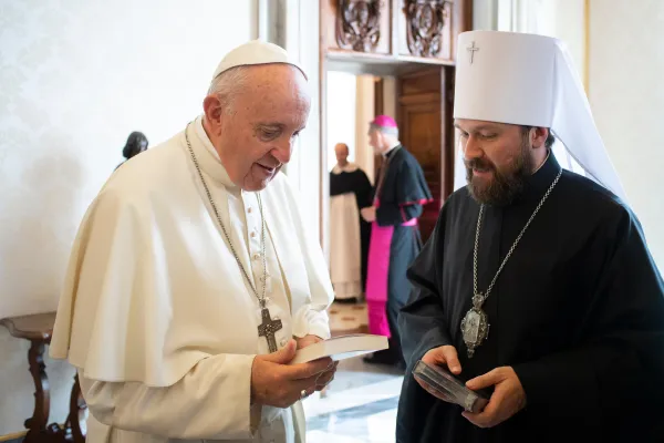 Papa Francesco con il Metropolita Hilarion, Palazzo Apostolico Vaticano, 19 ottobre 2018 / Vatican Media / ACI Group