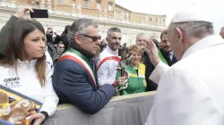 Il Papa saluta la delegazione della Fiaccola di San Benedetto, Piazza San Pietro, 22 febbraio 2017 / L'Osservatore Romano / ACI Group