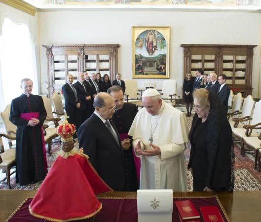 Papa Francesco e il presidente del Libano | Papa Francesco e il presidente Michel Aoun al momento dello scambio dei doni | L'Osservatore Romano / ACI Group