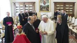 Papa Francesco e il presidente Michel Aoun al momento dello scambio dei doni / L'Osservatore Romano / ACI Group
