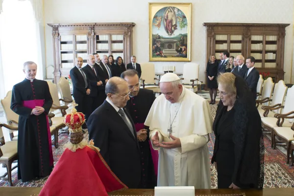 Papa Francesco e il presidente Michel Aoun al momento dello scambio dei doni / L'Osservatore Romano / ACI Group