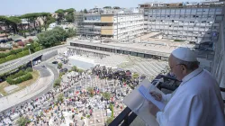 Papa Francesco durante la preghiera dell'Angelus dal Policlinico Gemelli di Roma, 11 luglio 2021 / Vatican Media / ACI Group