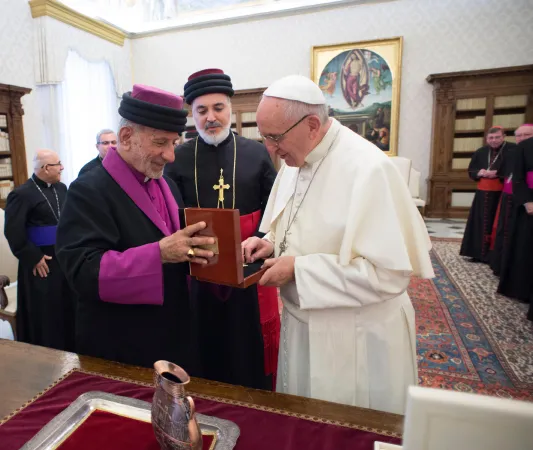 Papa Francesco e Mar Gewargis | Papa Francesco incontra il Patriarca Mar Gewargis, patriarca della Chiesa Assira d'Oriente | L'Osservatore Romano / ACI Group