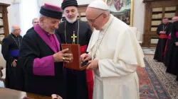 Papa Francesco incontra il Patriarca Mar Gewargis, patriarca della Chiesa Assira d'Oriente / L'Osservatore Romano / ACI Group