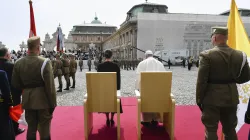 La presidente di Ungheria Katalin Novak e Papa Francesco di spalle al Palazzo Sandor, 28 aprile 2023 / Vatican Media / ACI Group