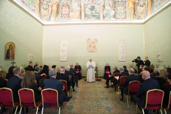 Papa Francesco durante una udienza nella Sala dei Papi / Vatican Media / ACI Group