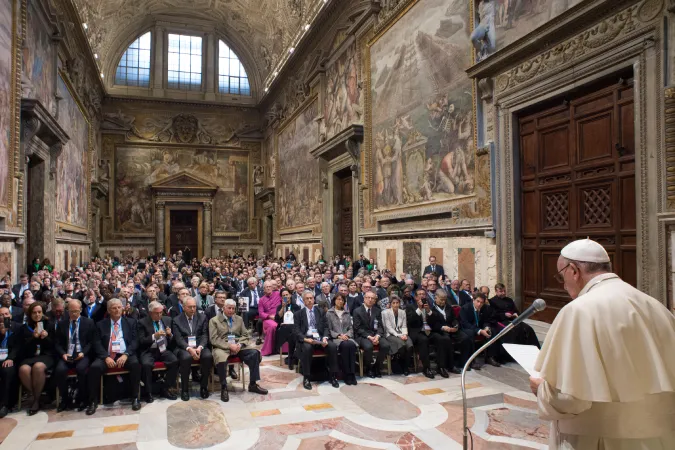 Papa Francesco e l'UNIAPAC | Papa Francesco durante l'udienza all'UNIAPAC, Sala Regia, 17 novembre 2016 | L'Osservatore Romano / ACI Group