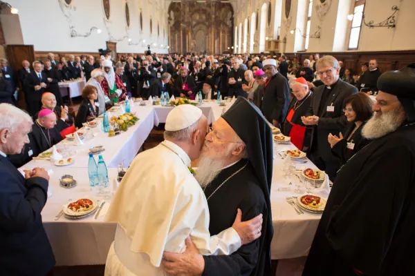 Papa Francesco saluta il patriarca Bartolomeo all'inizio del pranzo nel refettorio, Assisi, 20 settembre 2016 / L'Osservatore Romano / ACI Group 