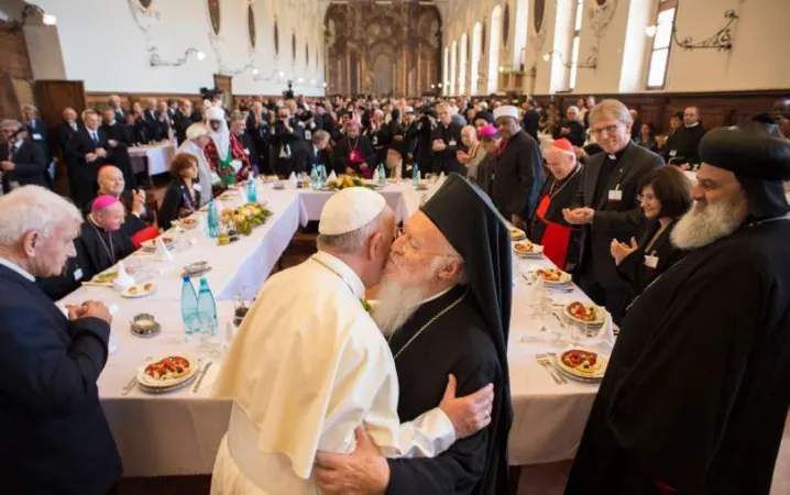Papa Francesco e il Patriarca Bartolomeo | Assisi, Giornata Mondiale di Preghiera per la pace | L'Osservatore Romano, ACI Group