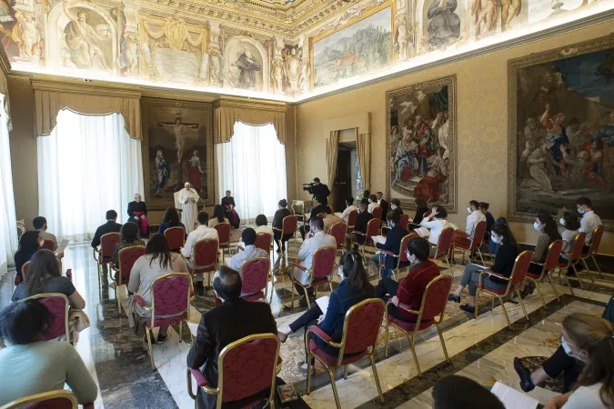Papa Francesco, Palazzo Apostolico | Papa Francesco incontra i giovani di Chemin Neuf, 30 aprile 2021 | Vatican Media / ACI Group