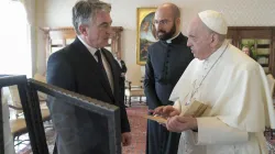 Papa Francesco e il presidente di turno bosniaco Komšić, Palazzo Apostolico Vaticano, 17 gennaio 2022 / Vatican Media / ACI Group