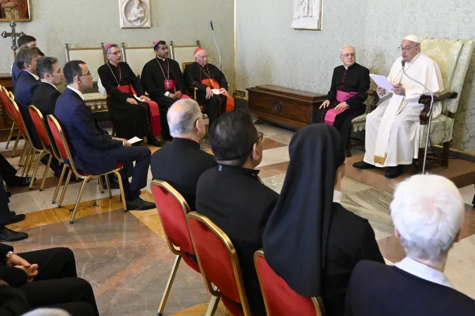 Papa Francesco, colloquio | Papa Francesco con i partecipanti al primo Colloquio kazako-vaticano, 4 aprile 2024 | Vatican Media / ACI Group
