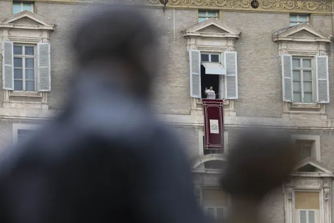 Papa Francesco, Angelus | Papa Francesco si affaccia dalla finestra del suo studio per l'Angelus | Vatican Media / ACI Group