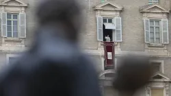 Papa Francesco si affaccia dalla finestra del suo studio per l'Angelus / Vatican Media / ACI Group
