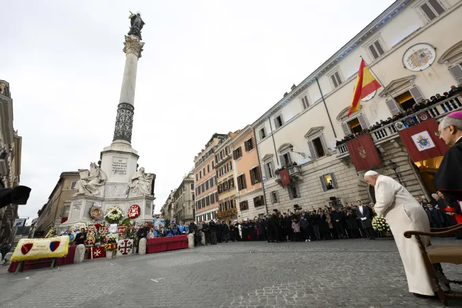 Papa Francesco, pia | Papa Francesco durante l'atto di omaggio all'Immacolata di Piazza di Spagna, 8 dicembre 2023 | Vatican Media / ACI Group