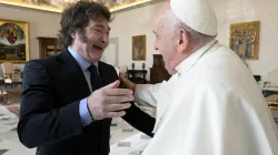 Papa Francesco saluta il presidente argentino Milei, Palazzo Apostolico Vaticano, 12 febbraio 2024 / Vatican Media / ACI Group