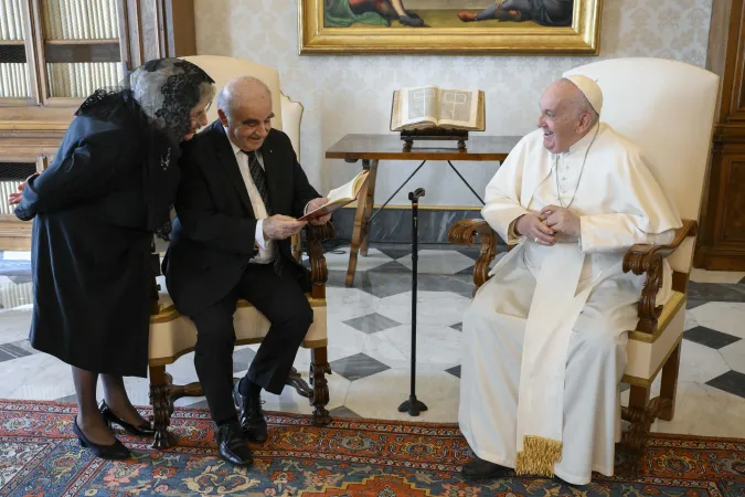 Papa Francesco, presidente di Malta | Papa Francesco con il presidente di Malta George Vella e sua moglie | Vatican Media / ACI Group