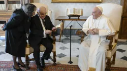 Papa Francesco con il presidente di Malta George Vella e sua moglie / Vatican Media / ACI Group