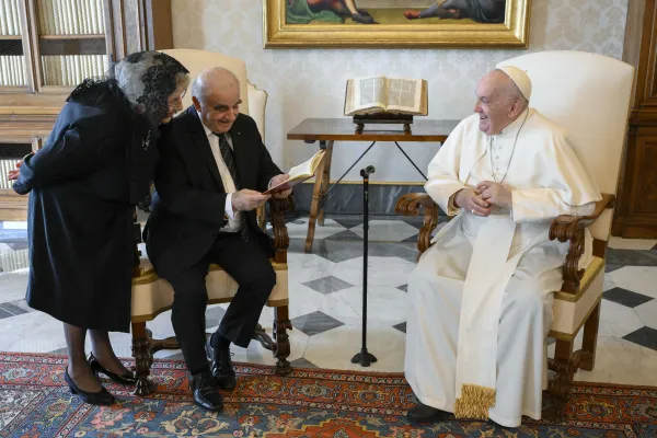 Papa Francesco con il presidente di Malta George Vella e sua moglie / Vatican Media / ACI Group