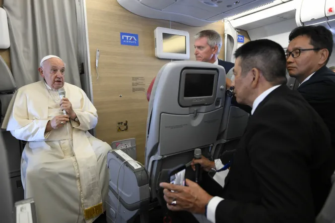 Papa Francesco in Mongolia | Papa Francesco durante la conferenza stampa in volo, 4 settembre 2023 | Vatican Media / ACI Group