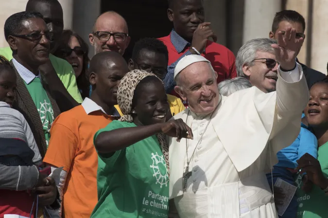 Papa Francesco  | Papa Francesco con giovani migranti | Caritas Internationalis