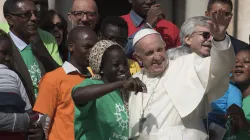 Papa Francesco con giovani migranti / Caritas Internationalis