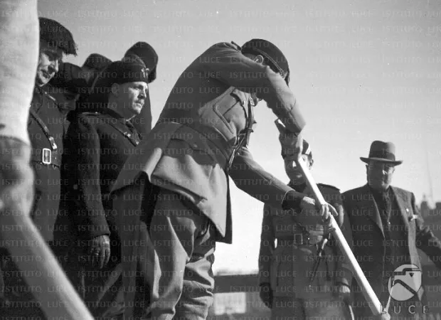 Mussolini, il colpo di piccone alla Spina di Borgo |  | Istituto Luce