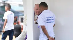 Papa Francesco mentre confessa uno dei ragazzi del Centro Cumplimiento de Menores di Pacora / Vatican Media