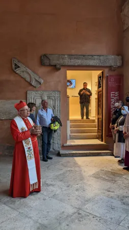 Il cardinale benedice i nuovi locali |  | VG / ACI stampa
