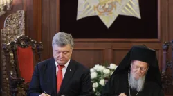 La firma dell'accordo tra il presidente Poroshenko e il Patriarca Bartolomeo  / president.gov.ua