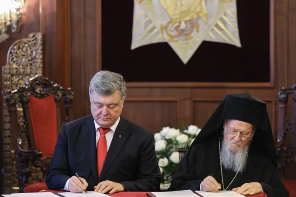 La firma dell'accordo tra il presidente Poroshenko e il Patriarca Bartolomeo  / president.gov.ua
