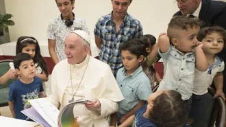 Papa Francesco, un pranzo con i rifugiati siriani che ha fatto accogliere
