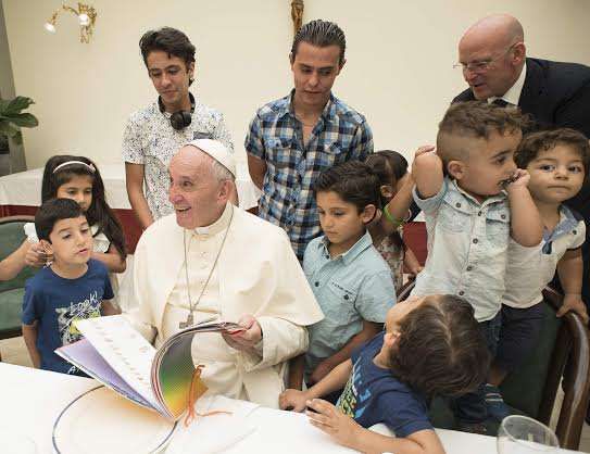 Papa Francesco con i rifugiati siriani accolti in Vaticano  |  | OR/ ACI Group