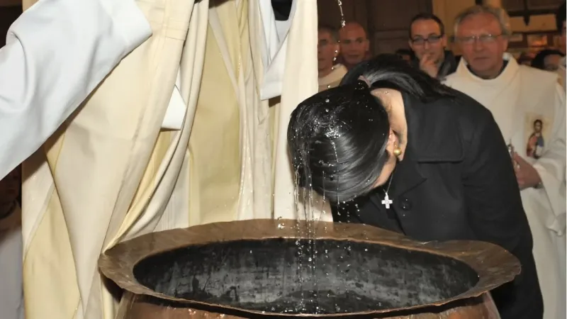 Battesimo adulto | Una catecumena battezzata la notte di Pasqua | Paris Catholique