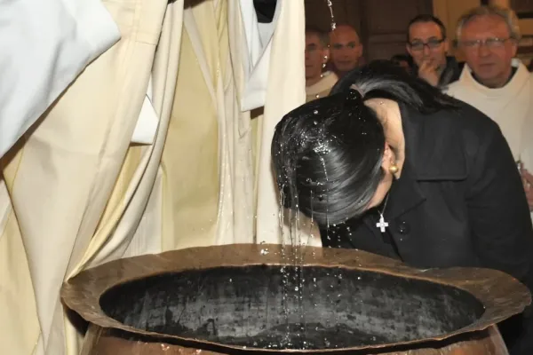 Una catecumena battezzata la notte di Pasqua / Paris Catholique